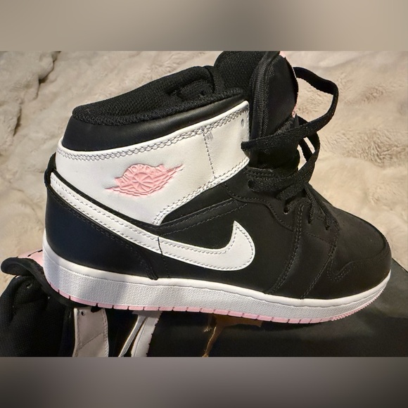 New in Box! Air Jordan 1 Mid GS “Arctic Punch” Size 7Y - Picture 2 of 7